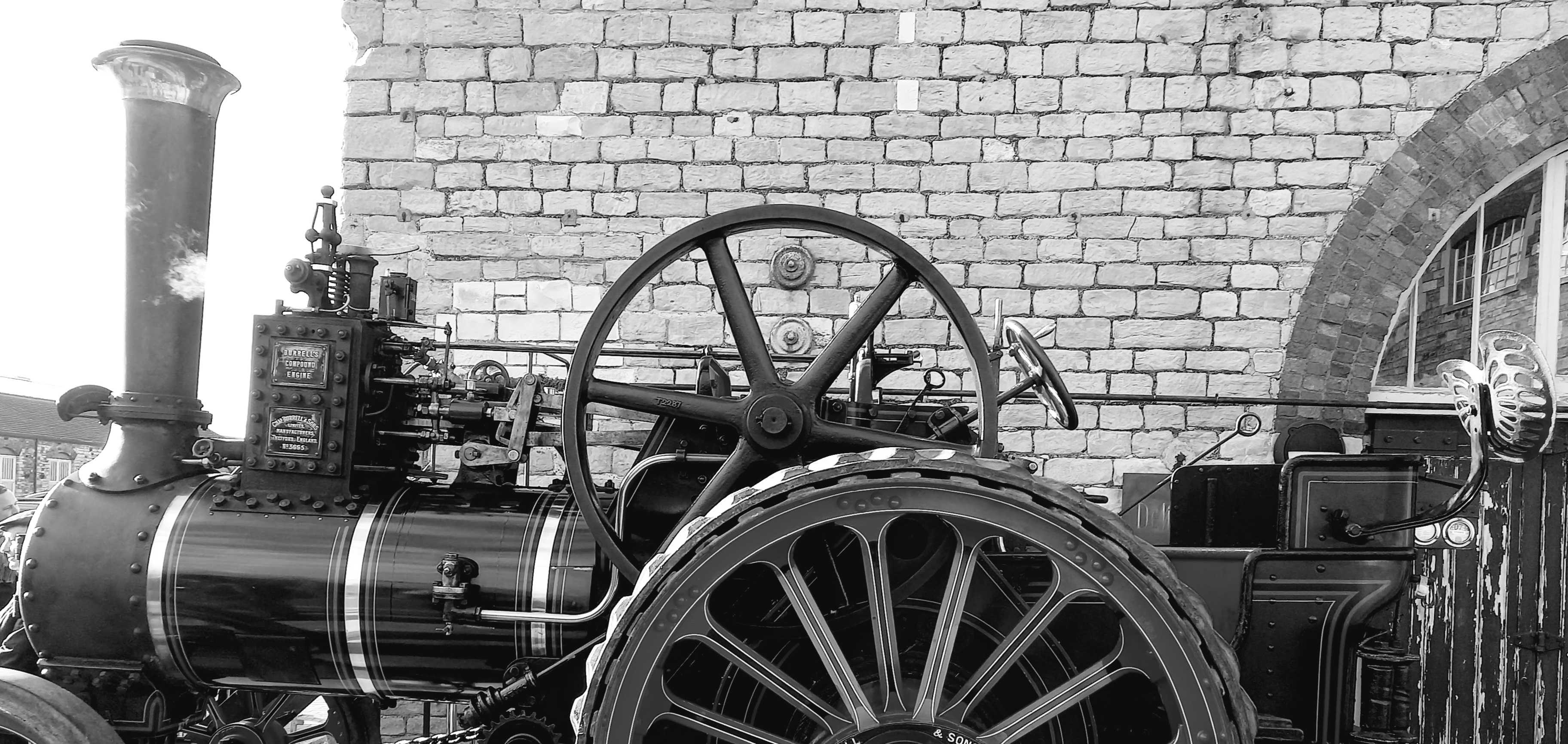 A boiler on wheels, seen from the side.